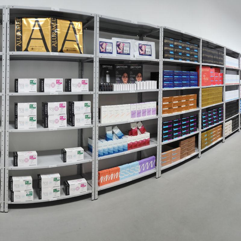 Prateleiras de aço com caixas de produtos para estética avançada organizadas por marca.